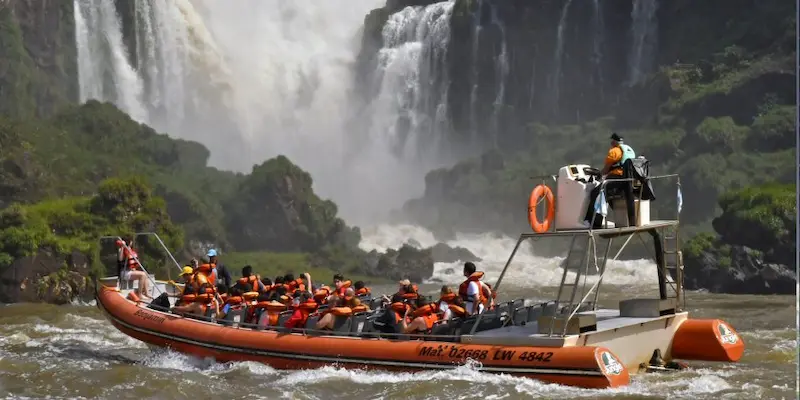 Paseos en lancha Iguazú Jungle en el Parque Nacional — La Gran Aventura y Travesía